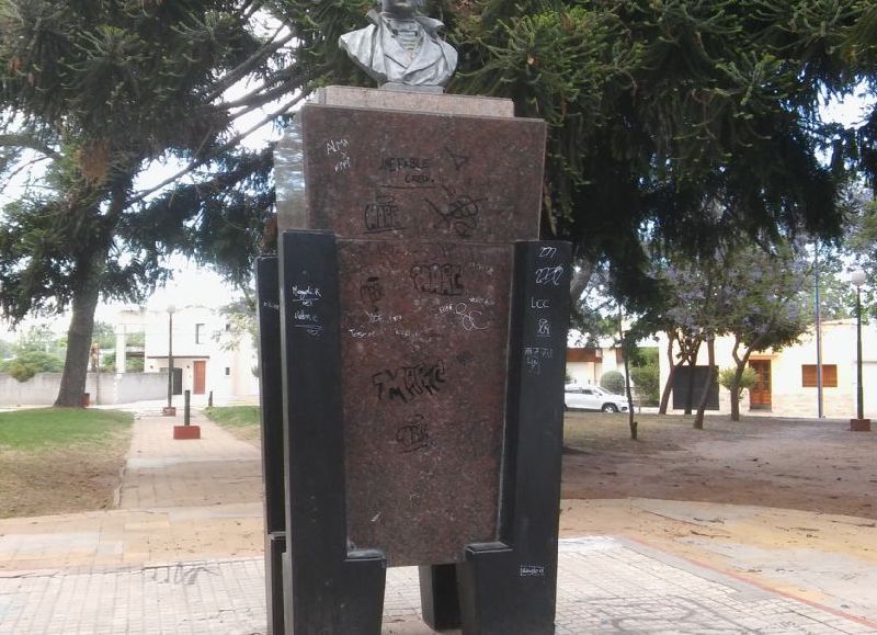 Siguen las pintadas sobre el busto.